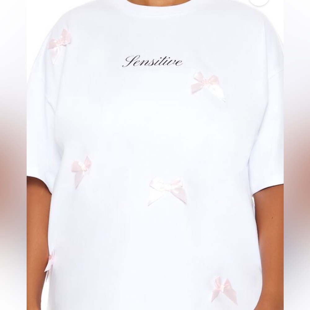 Sensitive Tshirt with pink bow 🎀 detail from Forever 21!